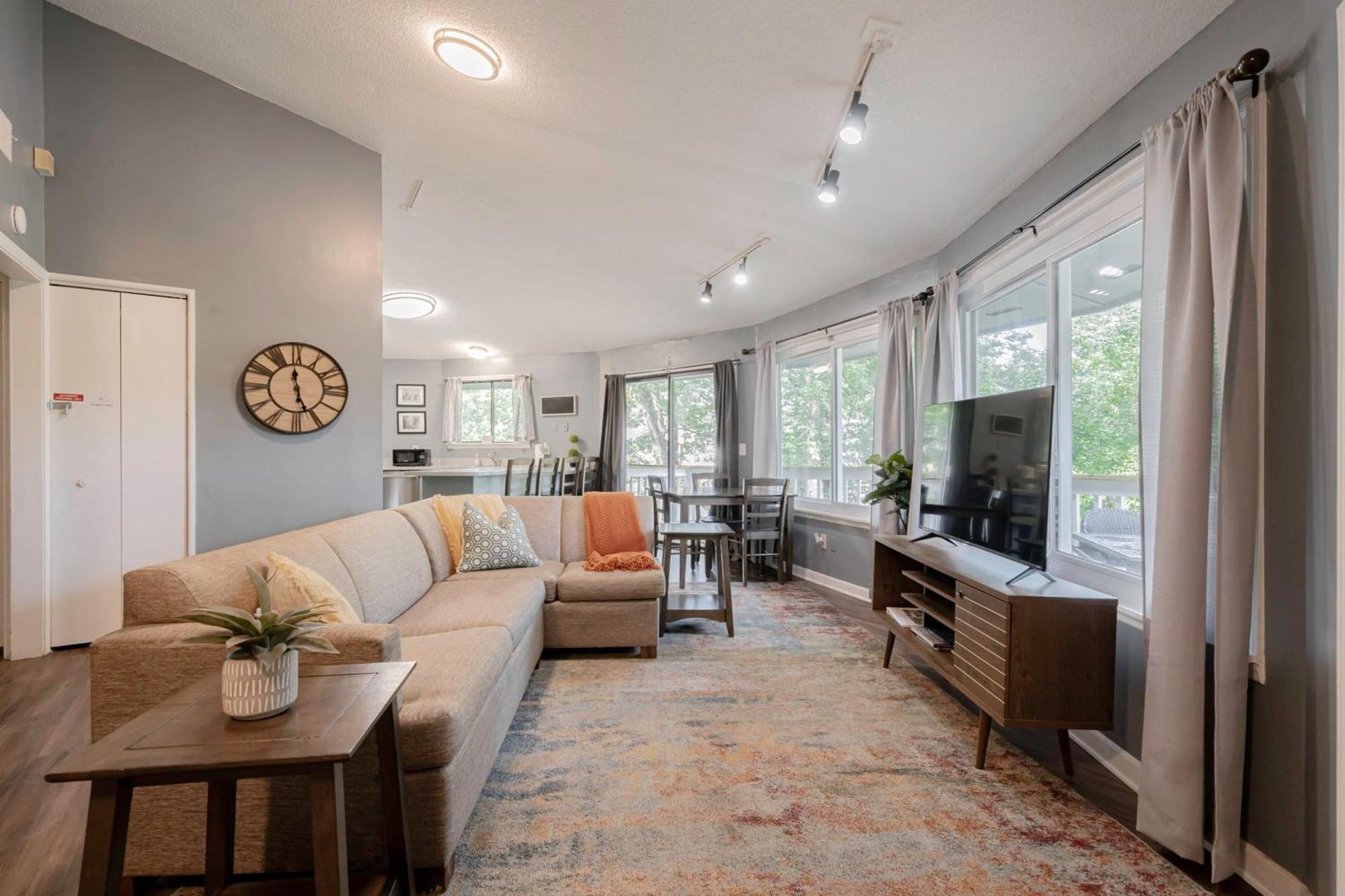 Opulent Octagonal Oasis With Spiral Stairs-Minutes To Base Columbia Exterior foto