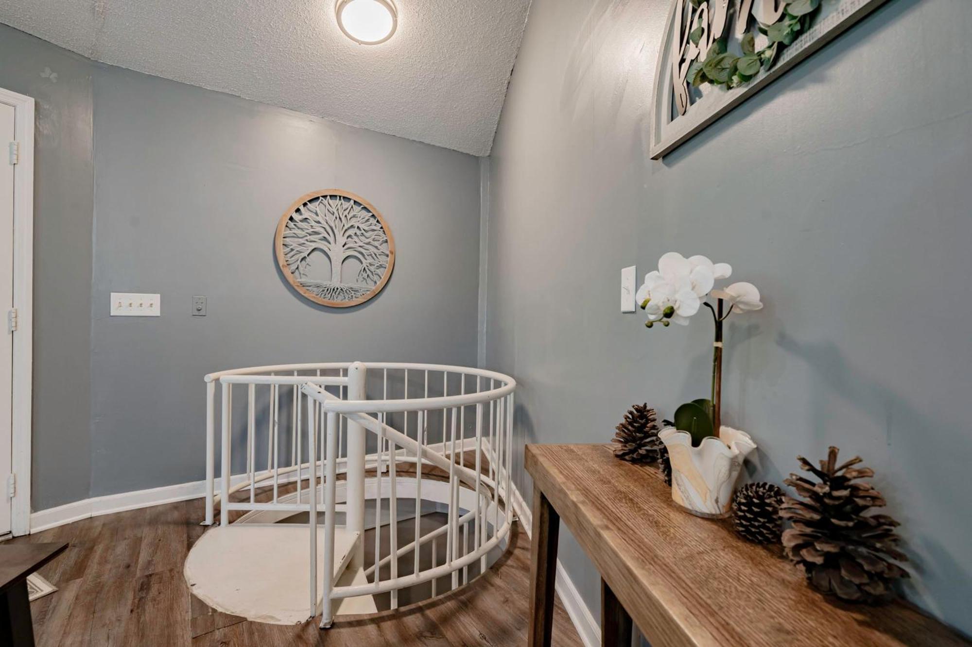 Opulent Octagonal Oasis With Spiral Stairs-Minutes To Base Columbia Exterior foto